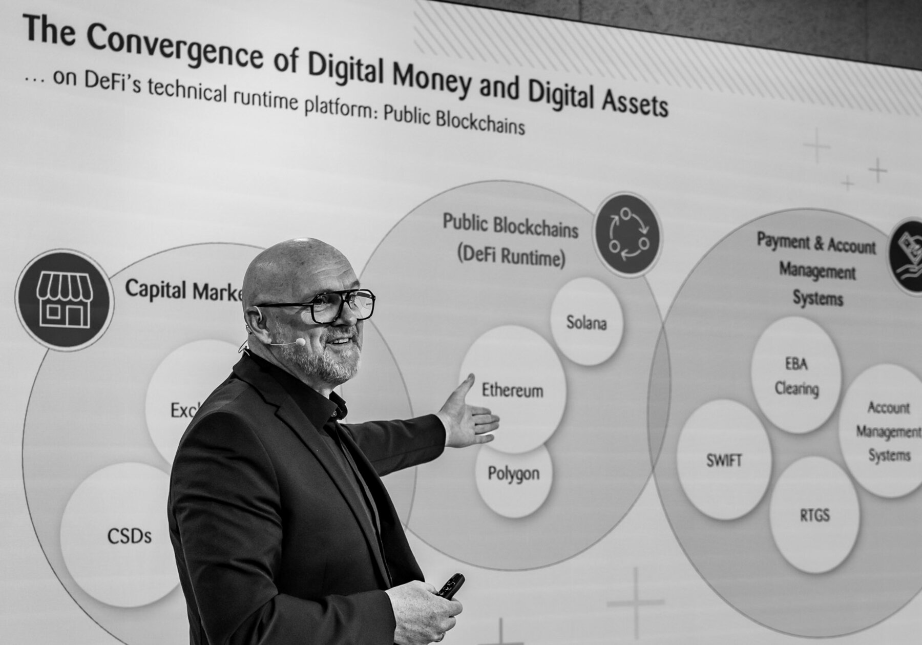Stefan Grasmann presenting his framework on the convergence of digital money and digital assets